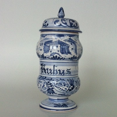 Artistic italian pottery of Albisola - Apothecary's pots, in majolica, painted in Antique Savona Style. 